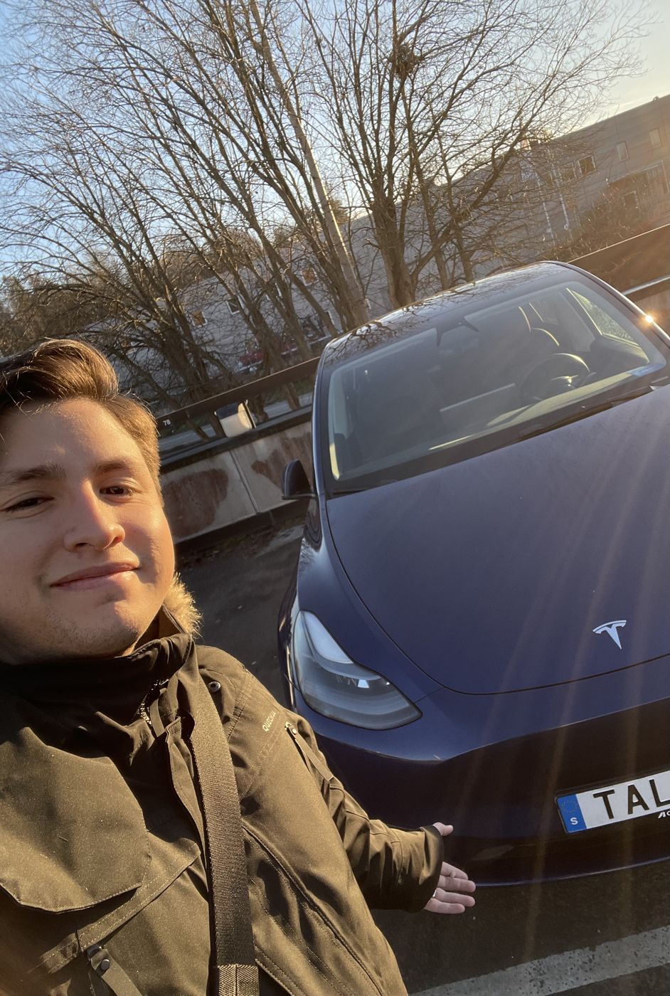 Claudio junto a su Tesla